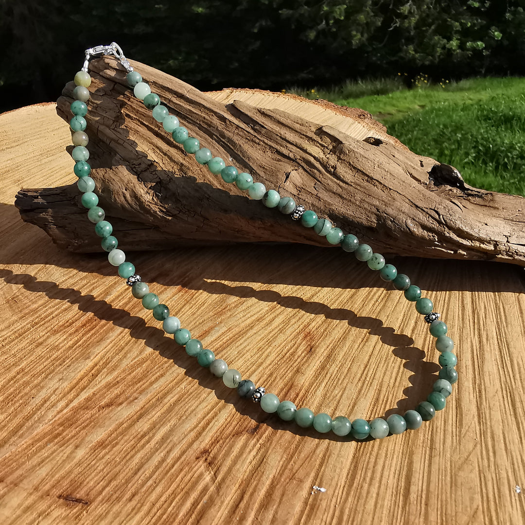 Edelsteinkette mit UNIVERSELLE LIEBE mit SMARAGD 5mm Kugeln S925