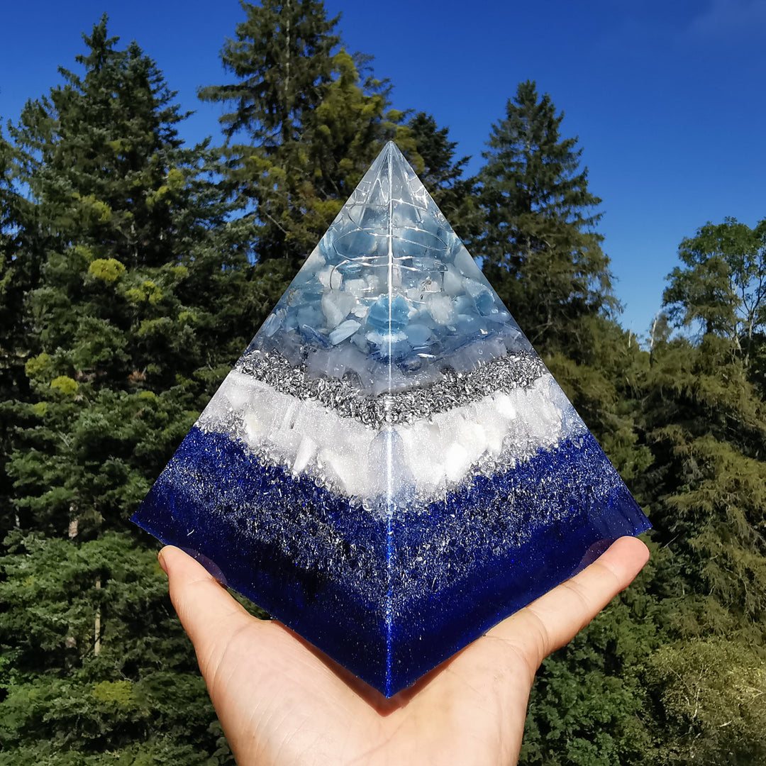 Orgone Pyramide SPIRITUELLE REINIGUNG Bergkristall Aquamarin Kyanit Selenit Baryt →15cm ↑15cm