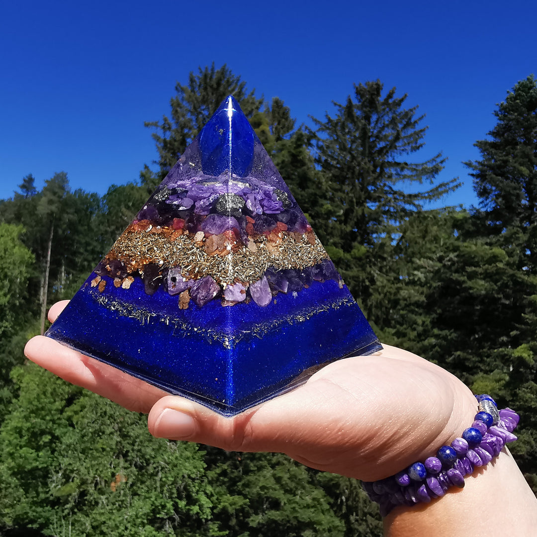 Orgone Pyramide LICHTFUNKE & SPIRITUELLES WACHSTUM Lapislazuli Pyrit Amethyst Charoit Sugilith Rubin 10cm