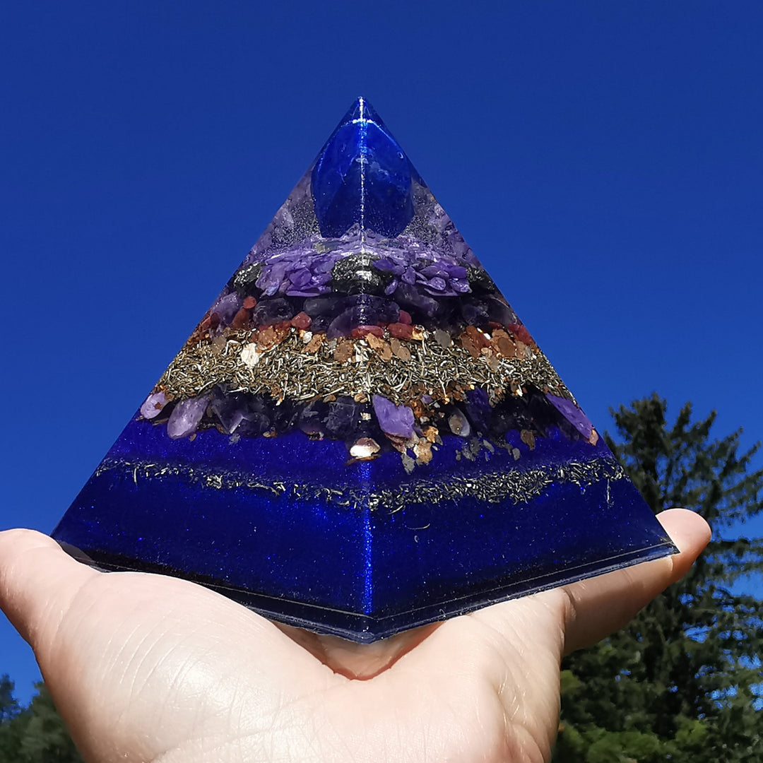 Orgone Pyramide LICHTFUNKE & SPIRITUELLES WACHSTUM Lapislazuli Pyrit Amethyst Charoit Sugilith Rubin 10cm