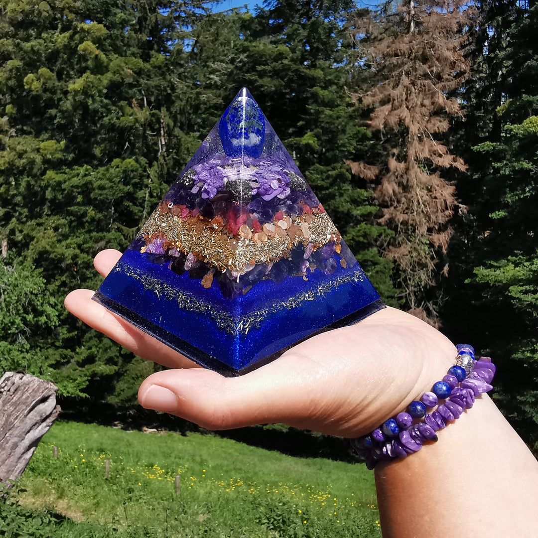 Orgone Pyramide LICHTFUNKE & SPIRITUELLES WACHSTUM Lapislazuli Pyrit Amethyst Charoit Sugilith Rubin 10cm