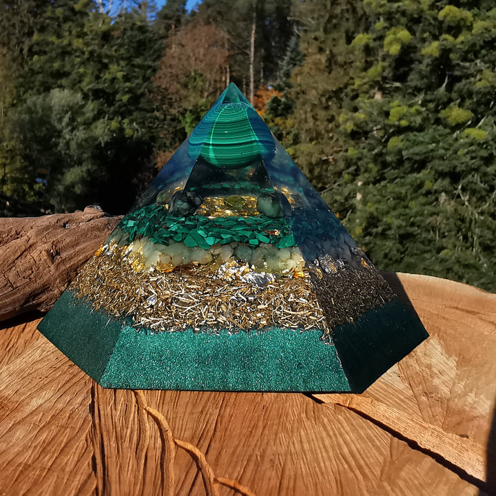 Orgone Hexagonal Pyramide NEUBEGINN Malachit Smaragd Peridot Aventurin ⌀15cm ↑10cm