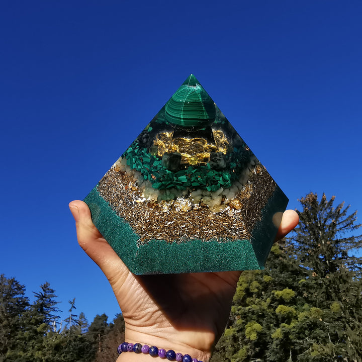 Orgone Hexagonal Pyramide NEUBEGINN Malachit Smaragd Peridot Aventurin ⌀15cm ↑10cm