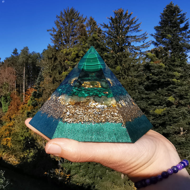 Orgone Hexagonal Pyramide NEUBEGINN Malachit Smaragd Peridot Aventurin ⌀15cm ↑10cm
