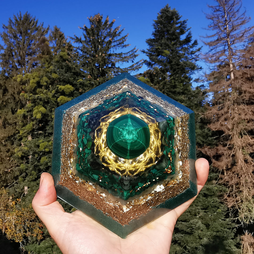 Orgone Hexagonal Pyramide NEUBEGINN Malachit Smaragd Peridot Aventurin ⌀15cm ↑10cm