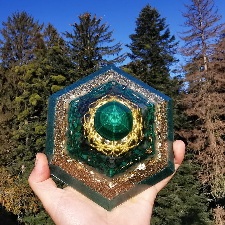 Orgone Hexagonal Pyramide NEUBEGINN Malachit Smaragd Peridot Aventurin ⌀15cm ↑10cm