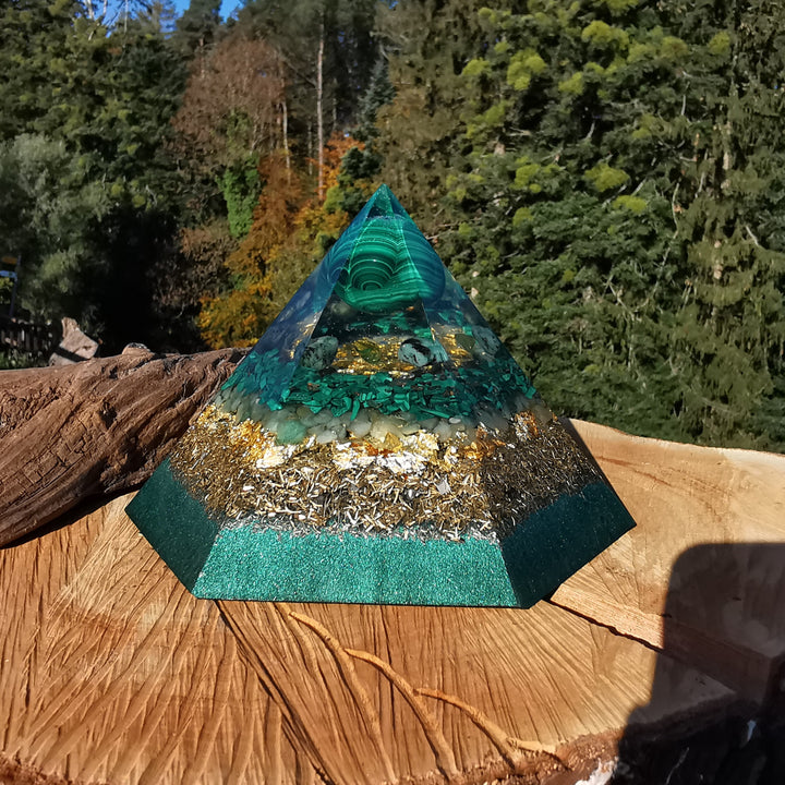 Orgone Hexagonal Pyramide NEUBEGINN Malachit Smaragd Peridot Aventurin ⌀15cm ↑10cm