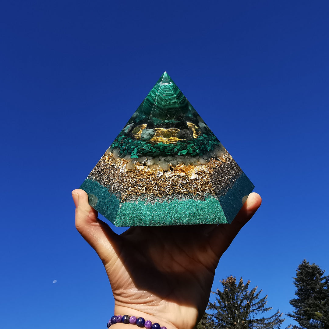 Orgone Hexagonal Pyramide NEUBEGINN Malachit Smaragd Peridot Aventurin ⌀15cm ↑10cm