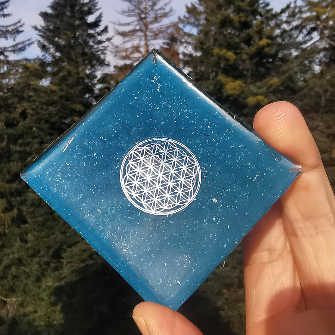 Orgone Pyramide INNERE RUHE Amazonit Türkis Magnesit →7cm ↑7cm