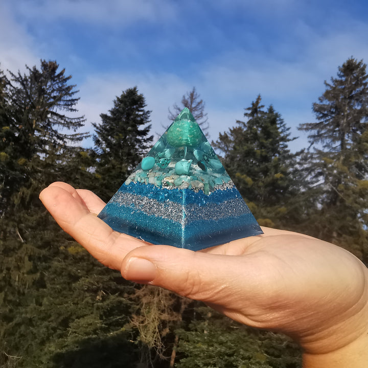 Orgone Pyramide INNERE RUHE Amazonit Türkis Magnesit →7cm ↑7cm