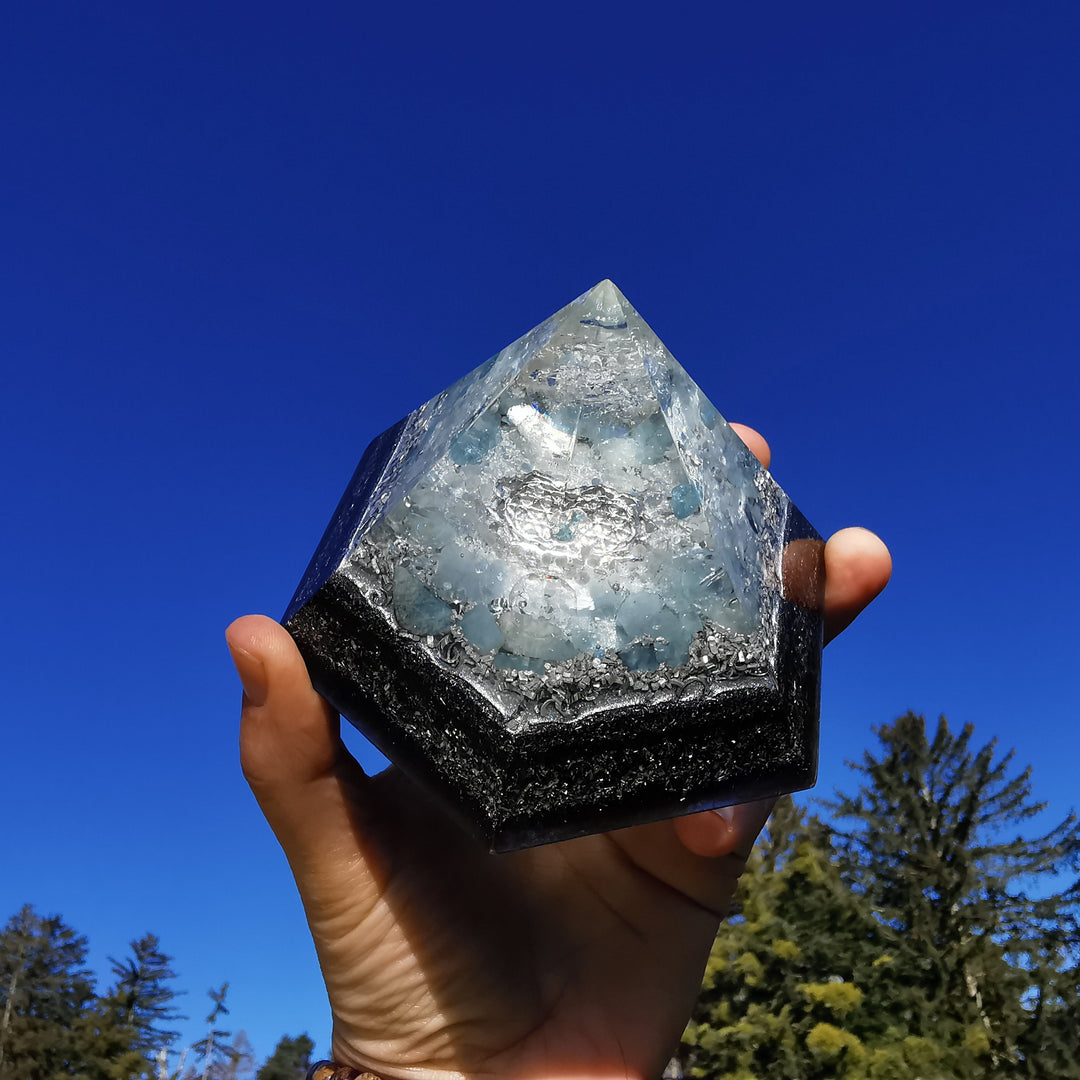 Orgone Hexagonal Pyramide KLARHEIT VERSION WINTERZAUBER Bergkristall Regenbogenmondstein Aquamarin ⌀12cm ↑7.6cm