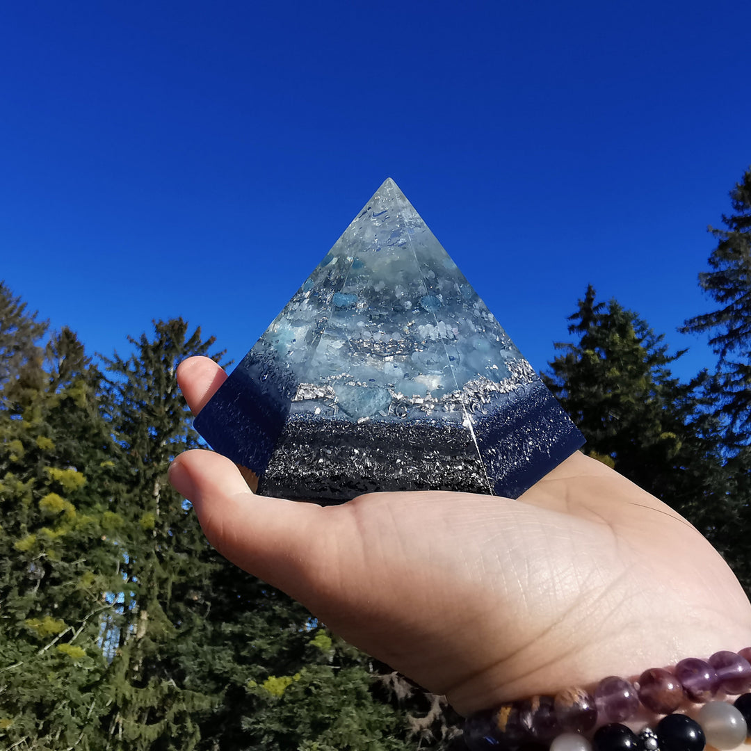 Orgone Hexagonal Pyramide KLARHEIT VERSION WINTERZAUBER Bergkristall Regenbogenmondstein Aquamarin ⌀12cm ↑7.6cm