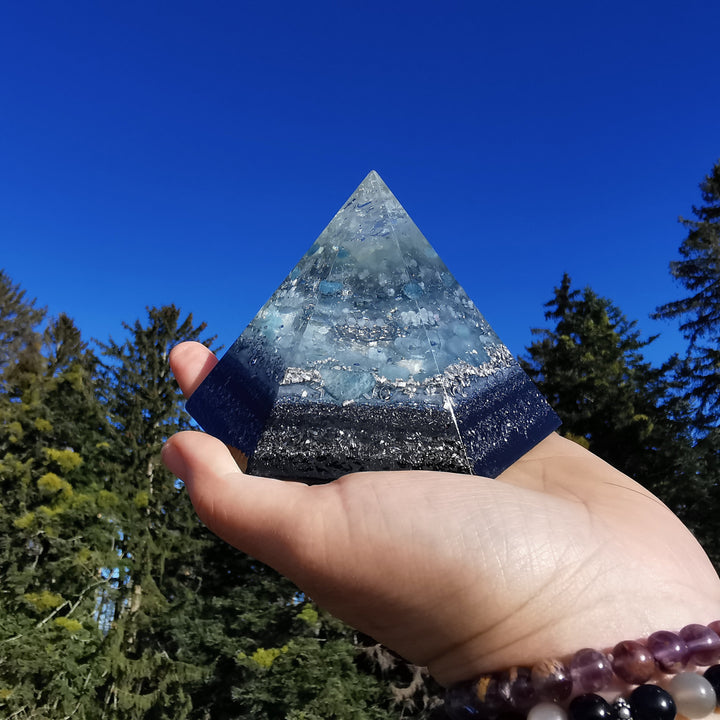 Orgone Hexagonal Pyramide KLARHEIT VERSION WINTERZAUBER Bergkristall Regenbogenmondstein Aquamarin ⌀12cm ↑7.6cm