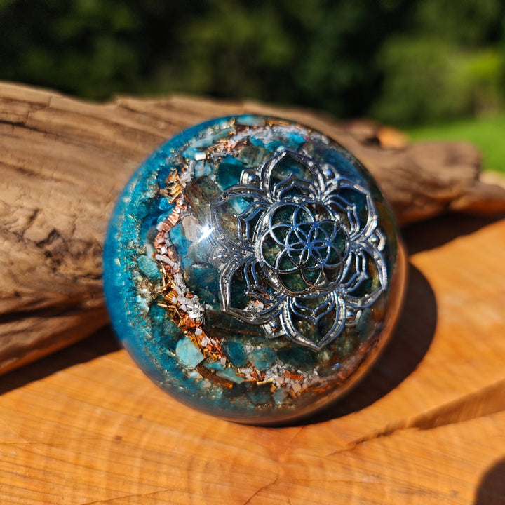 Hemisphäre PSYCHISCHE STÄRKE mit BLAUEM APATIT & KYANIT 7cm