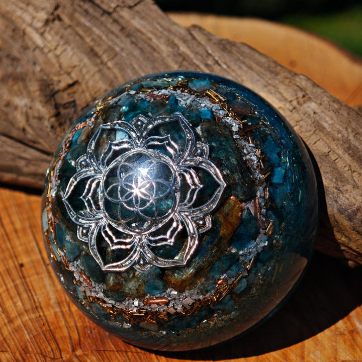 Hemisphäre PSYCHISCHE STÄRKE mit BLAUEM APATIT & KYANIT 7cm