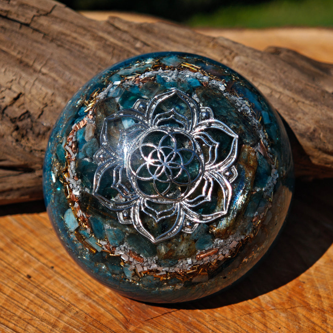 Hemisphäre PSYCHISCHE STÄRKE mit BLAUEM APATIT & KYANIT 7cm