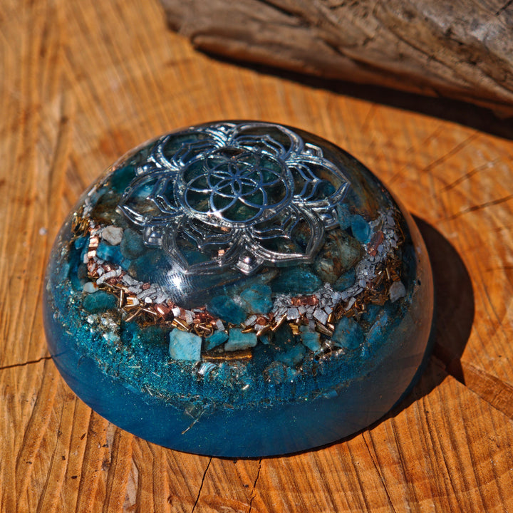 Hemisphäre PSYCHISCHE STÄRKE mit BLAUEM APATIT & KYANIT 7cm