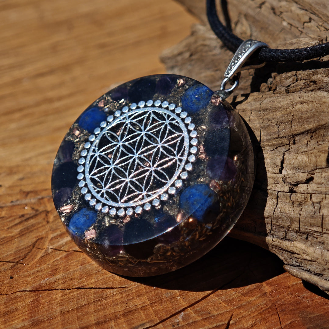 Orgone Anhänger INTUITION & SCHUTZ Lapislazuli Schwarzer Turmalin Amethyst Edelschungit Lebensblume S925 Schlaufe ⌀4cm ↑1cm