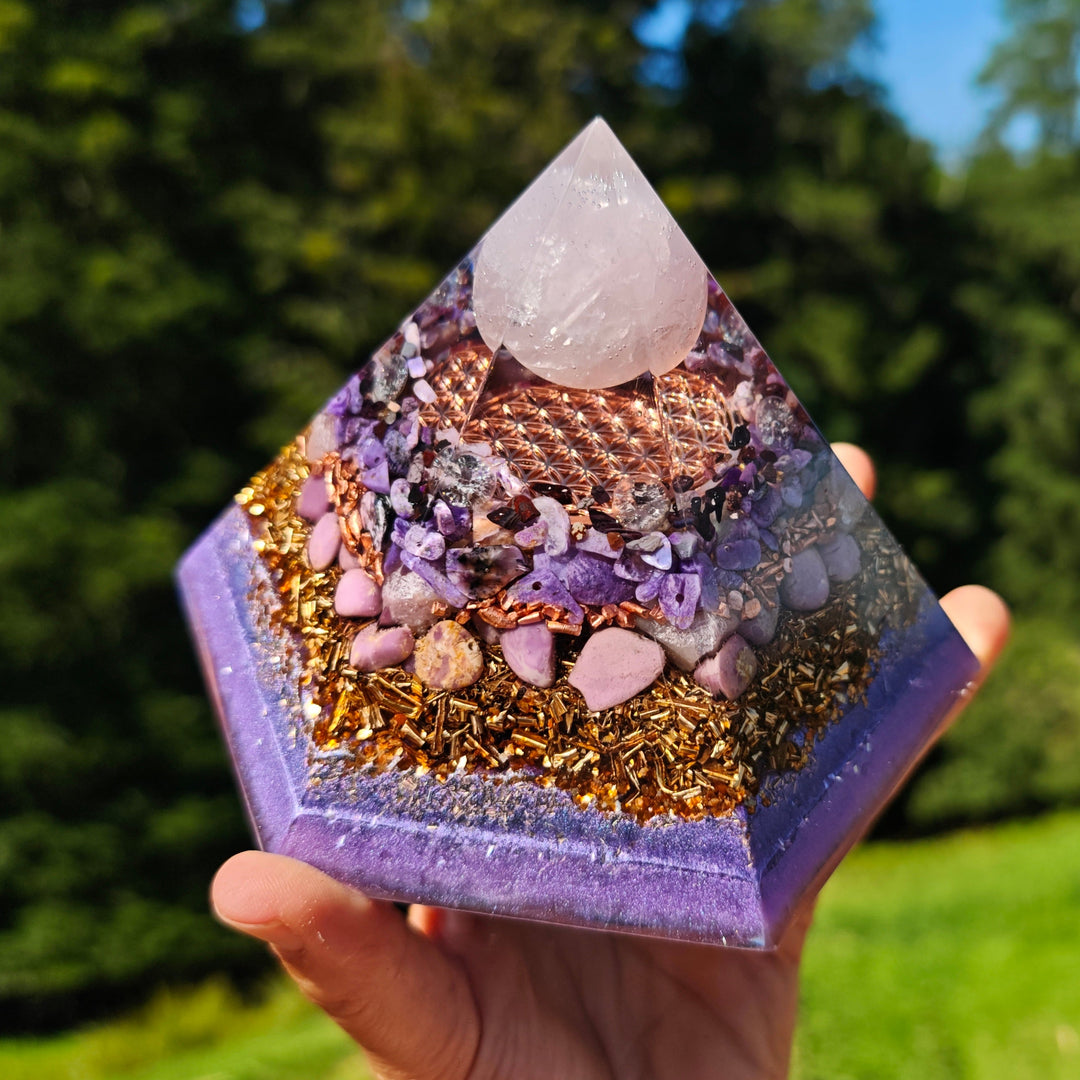 Orgone Hexagonal Pyramide MITGEFÜHL & GELASSENHEIT 18.5cm Rosenquarz Charoit Sugilith Phosphosiderit →15cm ↑10cm