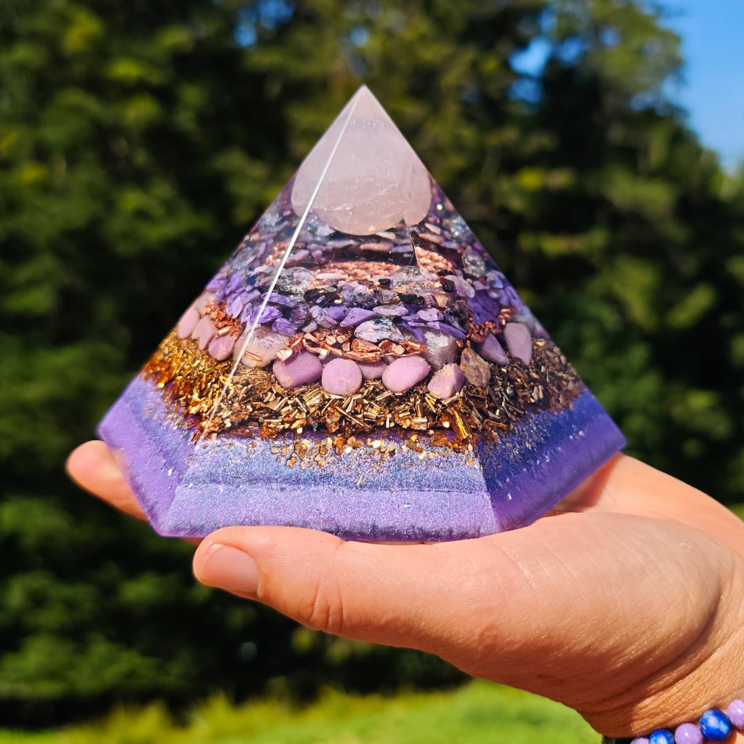Orgone Hexagonal Pyramide MITGEFÜHL & GELASSENHEIT 18.5cm Rosenquarz Charoit Sugilith Phosphosiderit →15cm ↑10cm