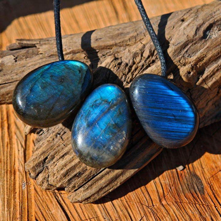 Labradorit Trommelstein gebohrt Unikate zur Auswahl