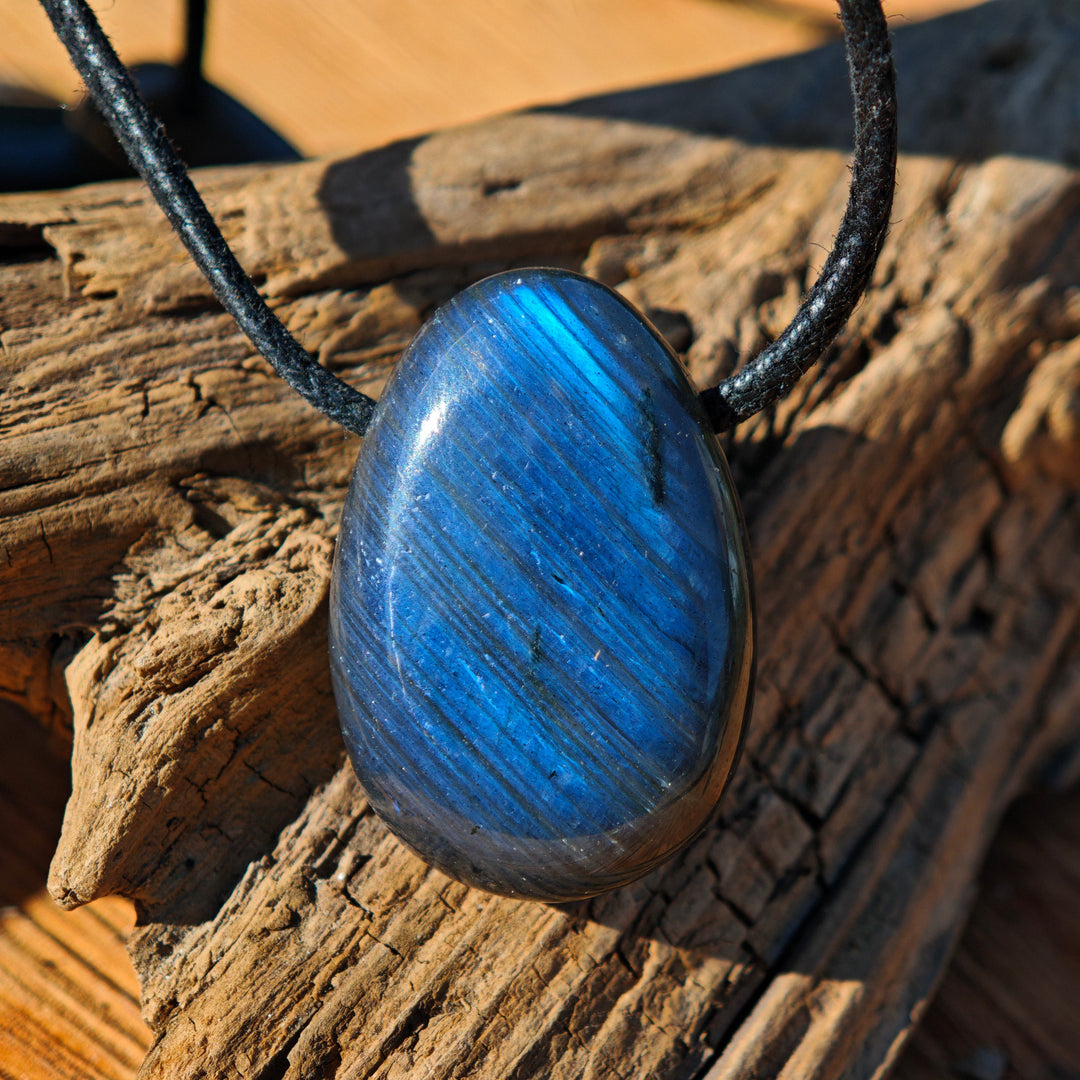 Labradorit Trommelstein gebohrt Unikate zur Auswahl