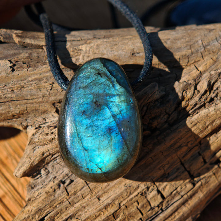 Labradorit Trommelstein gebohrt Unikate zur Auswahl