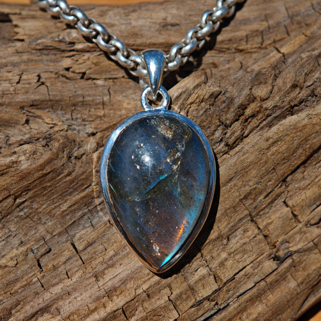 Labradorit Tropfen einmalige Extraqualität gefasst in Silber 925