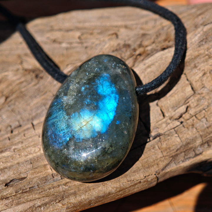 Labradorit Trommelstein gebohrt Unikate zur Auswahl