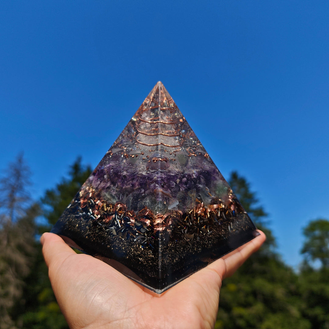 Orgone Pyramide GEISTIGE FREIHEIT Bergkristall Regenbogen Fluorit →11cm ↑11cm
