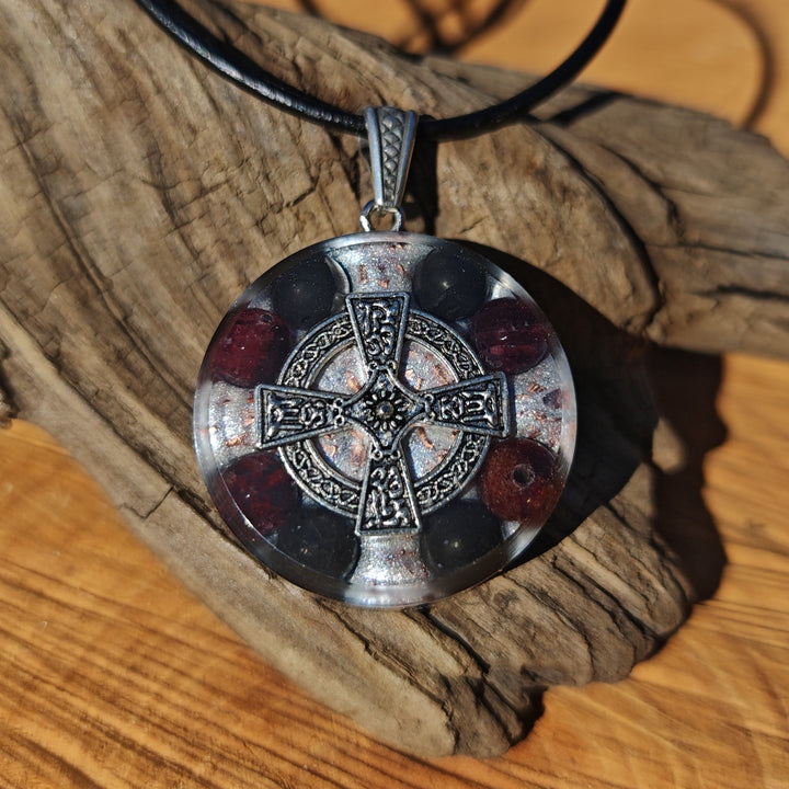 Orgone Anhänger WIDERSTANDSKRAFT & ENERGETISCHER SCHUTZ Granat Schwarzer Turmalin Edelschungit Kelten Kreuz S925 Schlaufe ⌀3cm ↑1cm