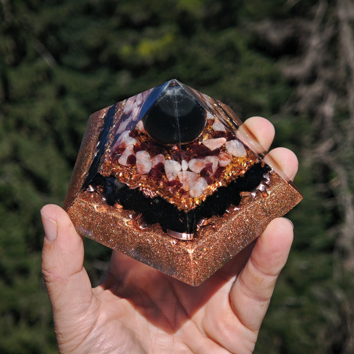 Orgone Pentagonal Pyramide ZUFRIEDENHEIT Regenbogenobsidian Sonnenstein Granat Schwarzer Turmalin ⌀10.5cm ↑6cm