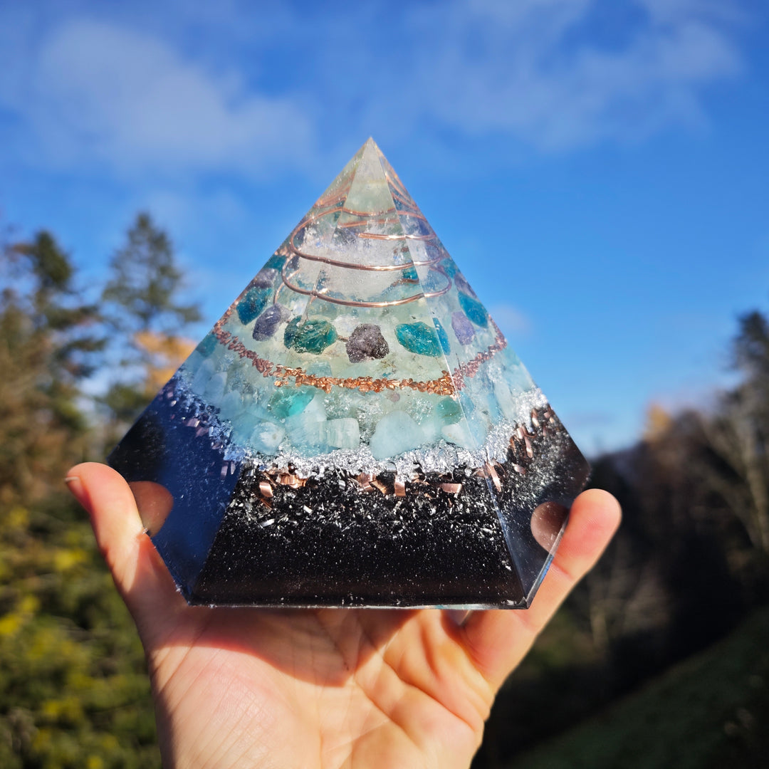Orgone Hexagonal Pyramide MEDIALITÄT & URVERTRAUEN Bergkristall Aquamarin Apatit Tansanit  ⌀16cm ↑13cm