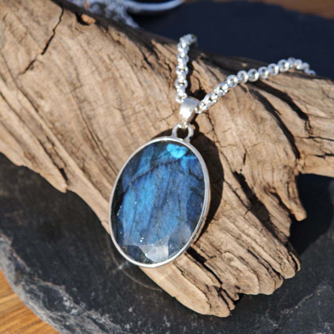 Labradorit facettiert oval Extraqualität gefasst in Silber 925