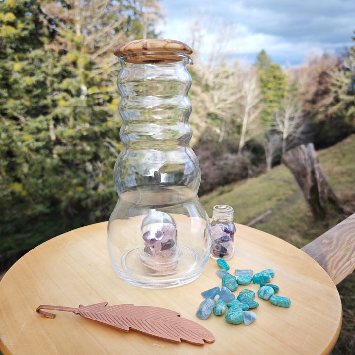 Krug Cadus Family 1,5l - Edelsteinfach und Olivendeckel - mundgeblasen inkl. Wassersteine