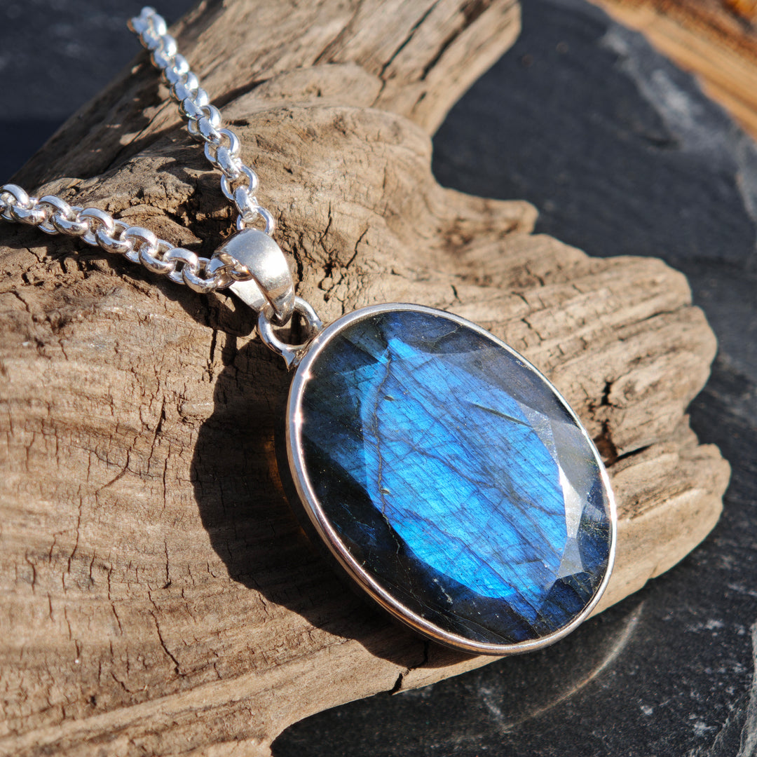 Labradorit facettiert oval Extraqualität gefasst in Silber 925