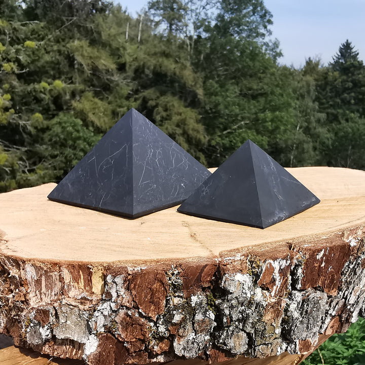 Schungit Pyramide naturbelassen für Wohnräume in 2 Grössen