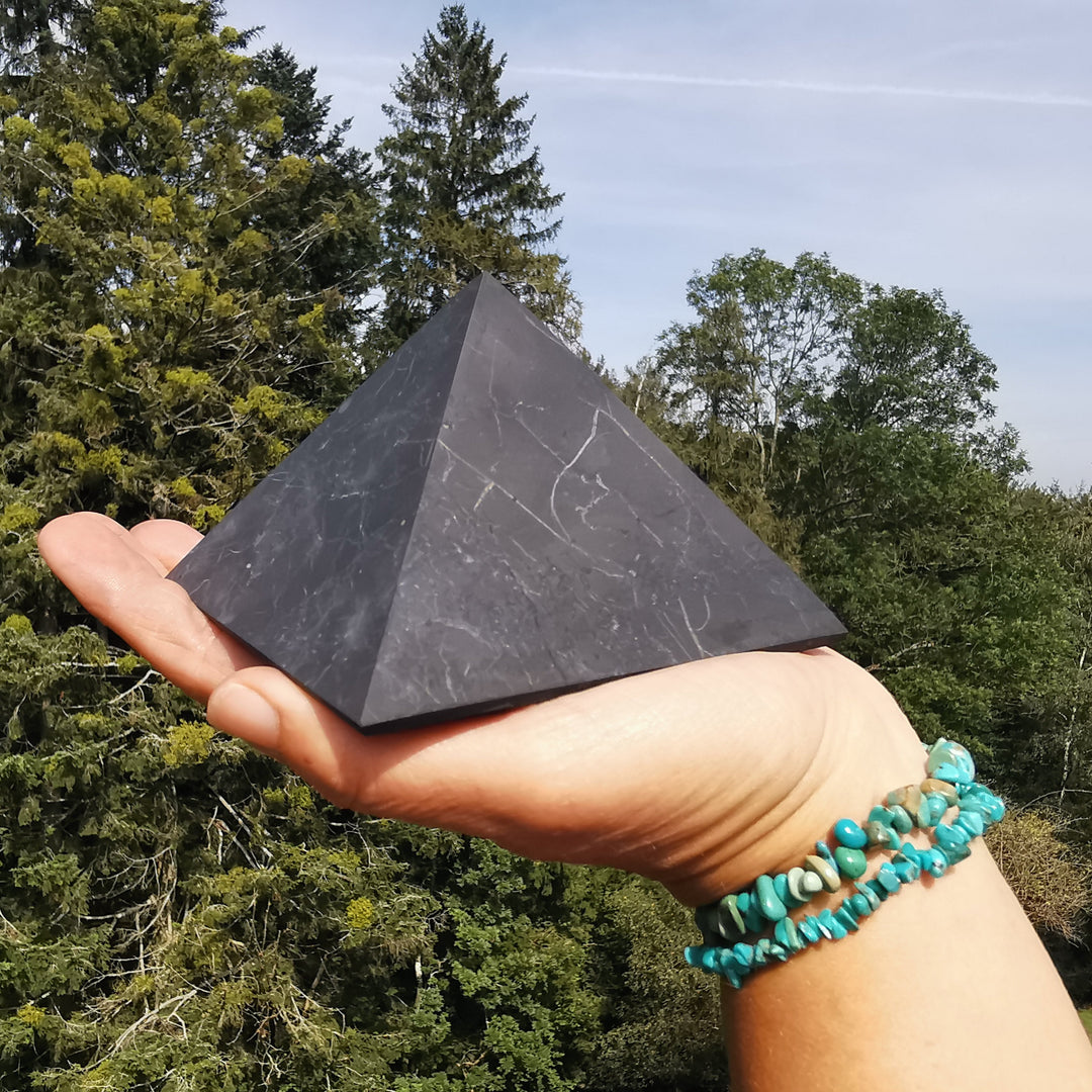 Schungit Pyramide naturbelassen für Wohnräume in 2 Grössen